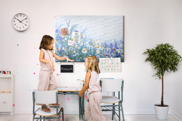 Kurkbord met weidemotief van bloemen en een vlinder