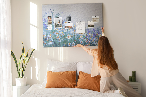 Kurkbord met weidemotief van bloemen en een vlinder
