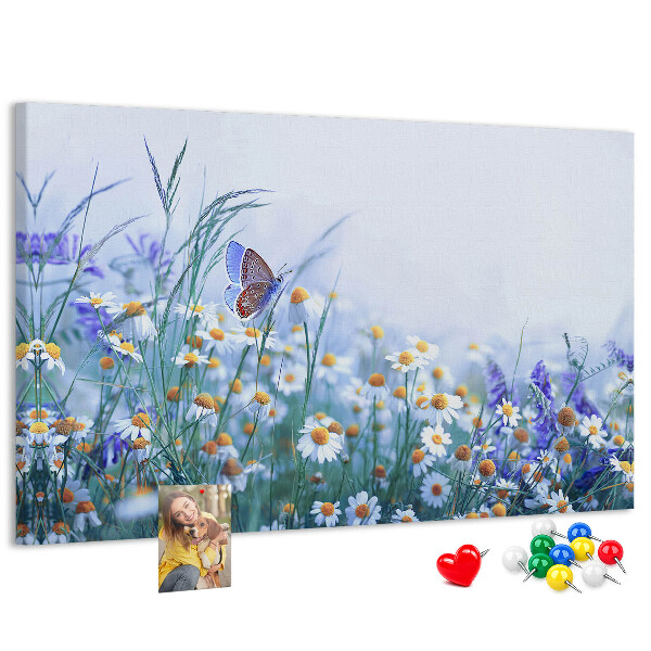 Kurkbord met weidemotief van bloemen en een vlinder