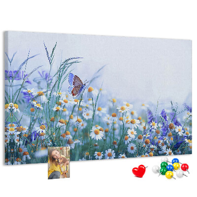 Kurkbord met weidemotief van bloemen en een vlinder