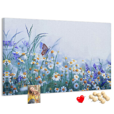 Kurkbord met weidemotief van bloemen en een vlinder
