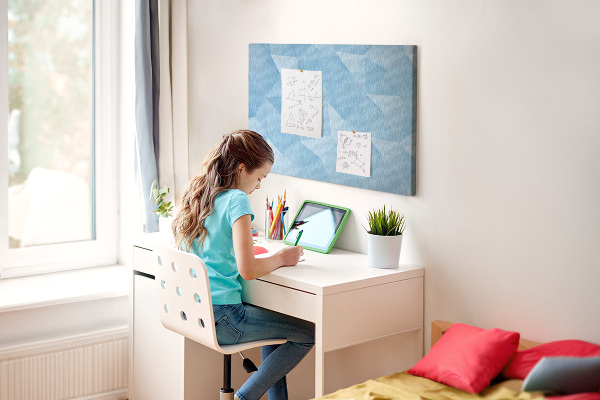 Prikbord met geometrische blauwe driehoeken in verschillende tinten