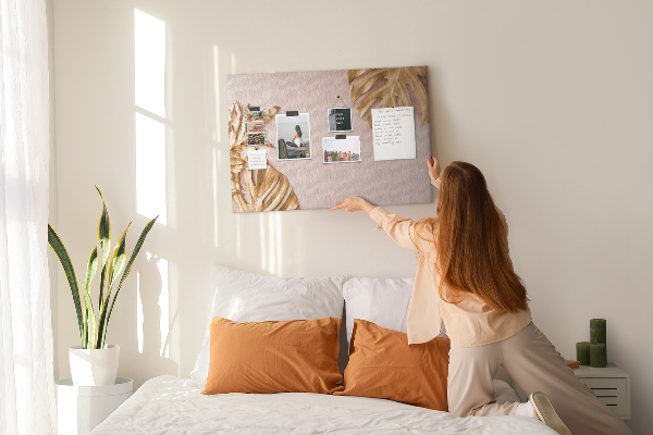 Prikbord met gouden bladeren op een delicate achtergrond