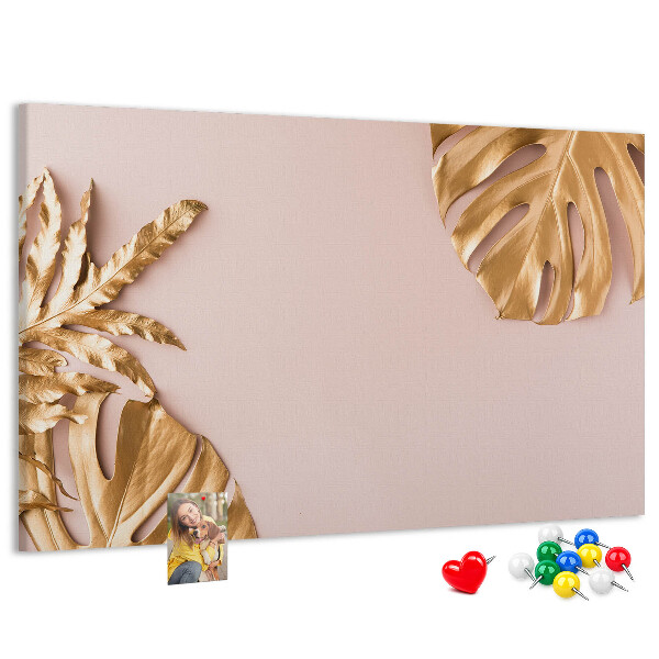 Prikbord met gouden bladeren op een delicate achtergrond