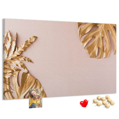 Prikbord met gouden bladeren op een delicate achtergrond