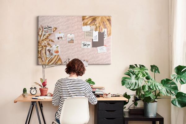 Prikbord met gouden bladeren op een delicate achtergrond