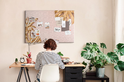 Prikbord met gouden bladeren op een delicate achtergrond