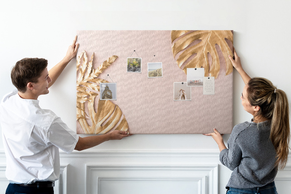 Prikbord met gouden bladeren op een delicate achtergrond