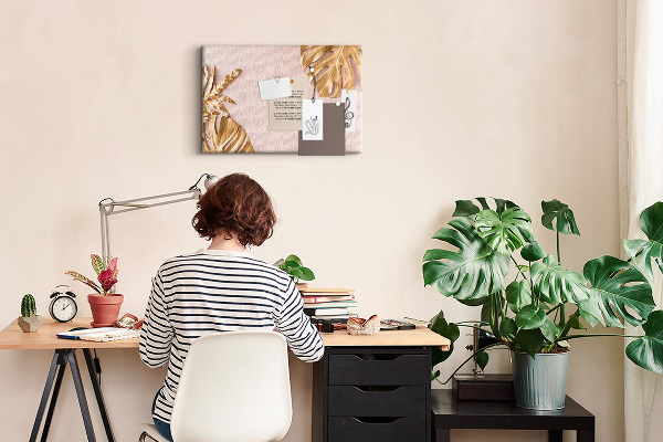 Prikbord met gouden bladeren op een delicate achtergrond