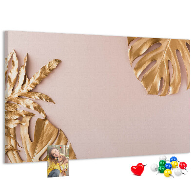 Prikbord met gouden bladeren op een delicate achtergrond