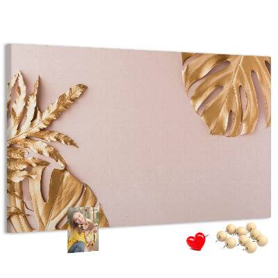 Prikbord met gouden bladeren op een delicate achtergrond