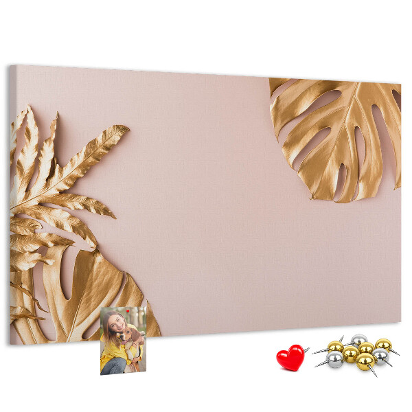 Prikbord met gouden bladeren op een delicate achtergrond