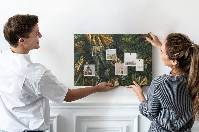 Kurkbord met gouden bladeren op een donkergroene achtergrond