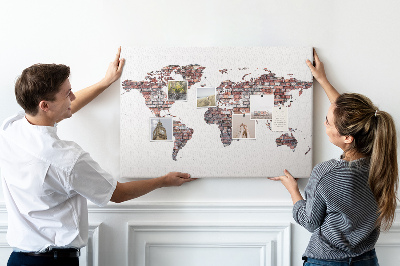 Kurk prikbord de wereldkaart tegen een bakstenen muur