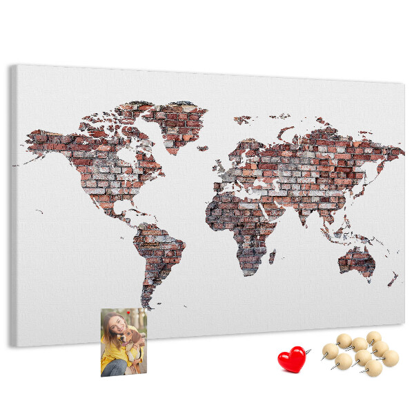 Kurk prikbord de wereldkaart tegen een bakstenen muur