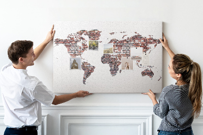 Kurk prikbord de wereldkaart tegen een bakstenen muur