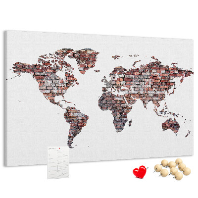 Kurk prikbord de wereldkaart tegen een bakstenen muur
