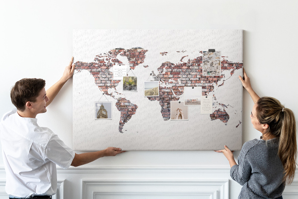 Kurk prikbord de wereldkaart tegen een bakstenen muur