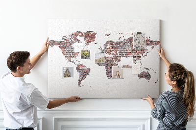 Kurk prikbord de wereldkaart tegen een bakstenen muur