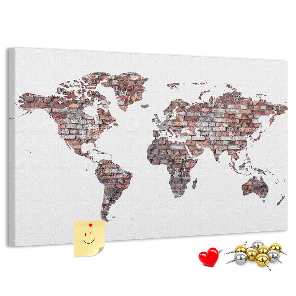 Kurk prikbord de wereldkaart tegen een bakstenen muur