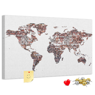 Kurk prikbord de wereldkaart tegen een bakstenen muur
