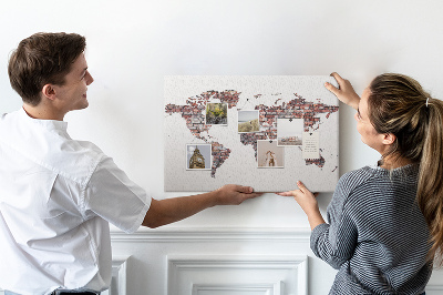 Kurk prikbord de wereldkaart tegen een bakstenen muur