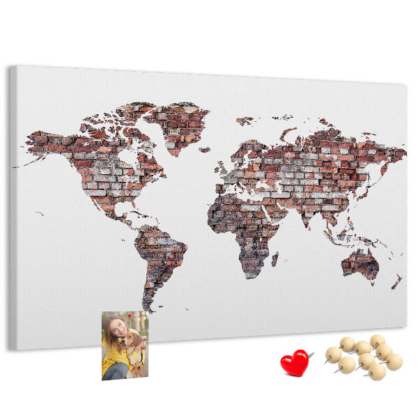Kurk prikbord de wereldkaart tegen een bakstenen muur