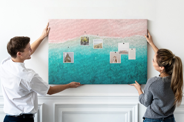 Prikbord oceaangolven op een roze achtergrond