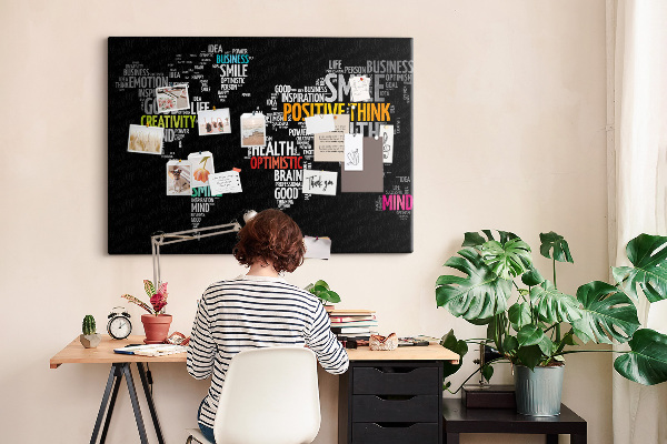 Kurkbord wereldkaart met motiverende slogans