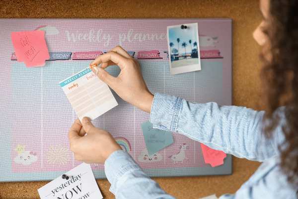 Kurk prikbord weekplanner met kleurrijke eenhoorns