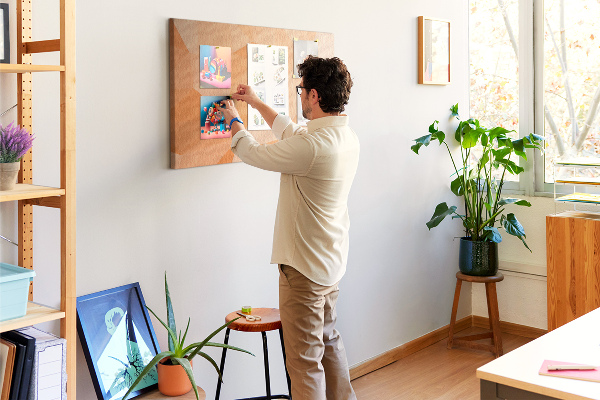 Prikbord met geometrische driehoeken in oranjetinten
