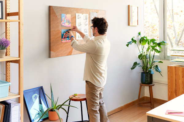 Prikbord met geometrische driehoeken in oranjetinten