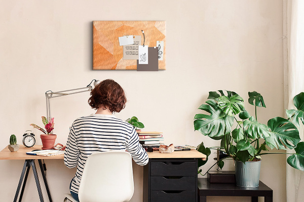 Prikbord met geometrische driehoeken in oranjetinten