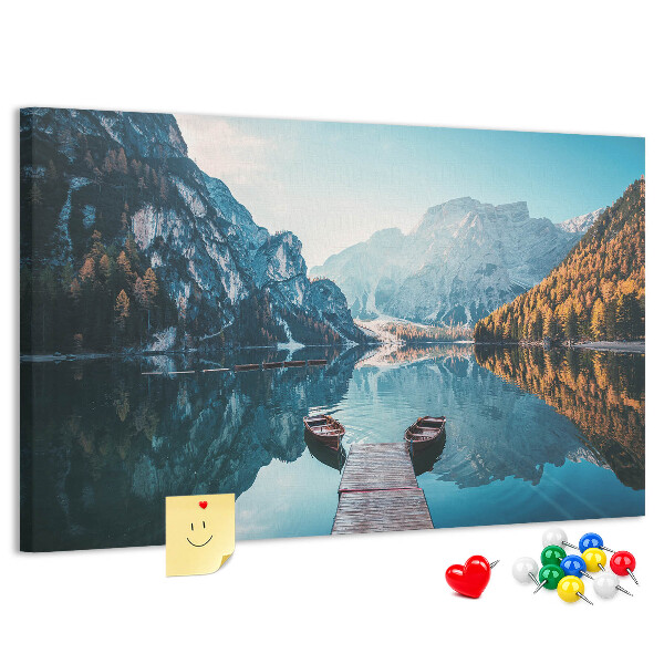 Kurkbord met een berglandschap weerspiegeld in het meer