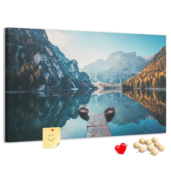 Kurkbord met een berglandschap weerspiegeld in het meer
