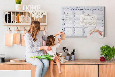 Verjaardagskalender met kleurrijke accenten en prikbord