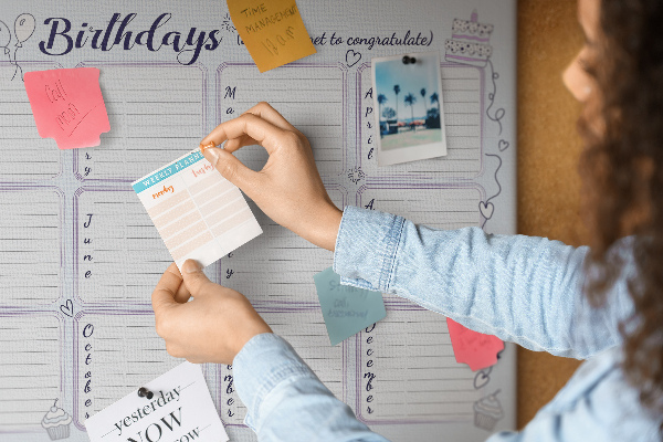 Verjaardagskalender met kleurrijke accenten en prikbord