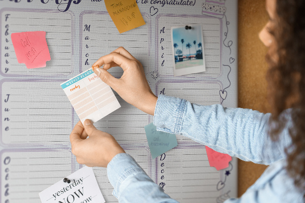 Verjaardagskalender met kleurrijke accenten en prikbord
