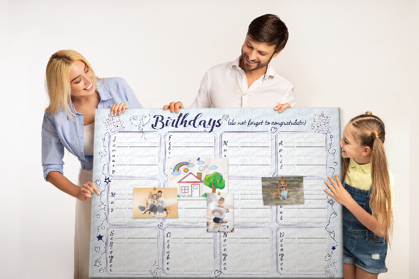 Verjaardagskalender met kleurrijke accenten en prikbord