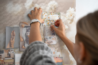Kurkbord fijne witte bloemen op een neutrale achtergrond