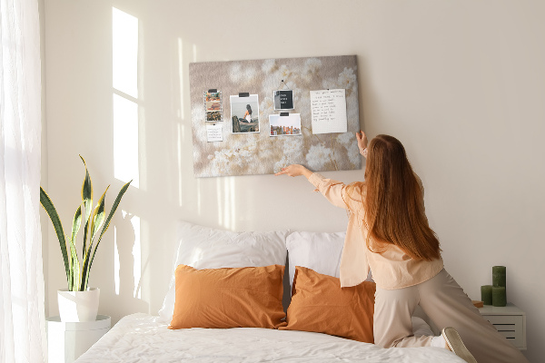 Kurkbord fijne witte bloemen op een neutrale achtergrond
