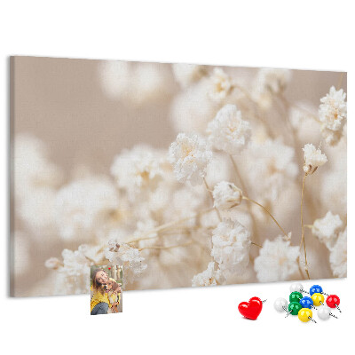 Kurkbord fijne witte bloemen op een neutrale achtergrond