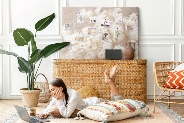 Kurkbord fijne witte bloemen op een neutrale achtergrond