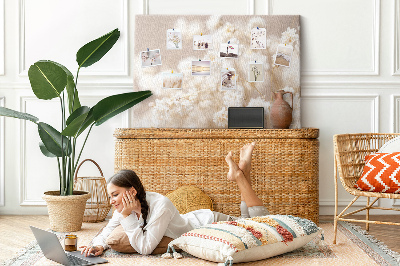Kurkbord fijne witte bloemen op een neutrale achtergrond