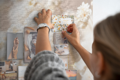 Kurkbord fijne witte bloemen op een neutrale achtergrond