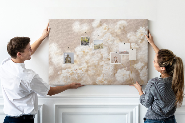 Kurkbord fijne witte bloemen op een neutrale achtergrond