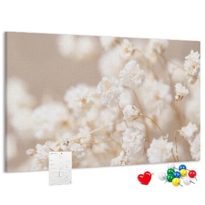Kurkbord fijne witte bloemen op een neutrale achtergrond