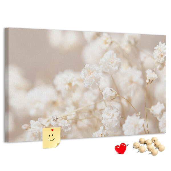 Kurkbord fijne witte bloemen op een neutrale achtergrond
