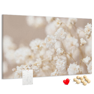 Kurkbord fijne witte bloemen op een neutrale achtergrond
