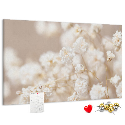 Kurkbord fijne witte bloemen op een neutrale achtergrond